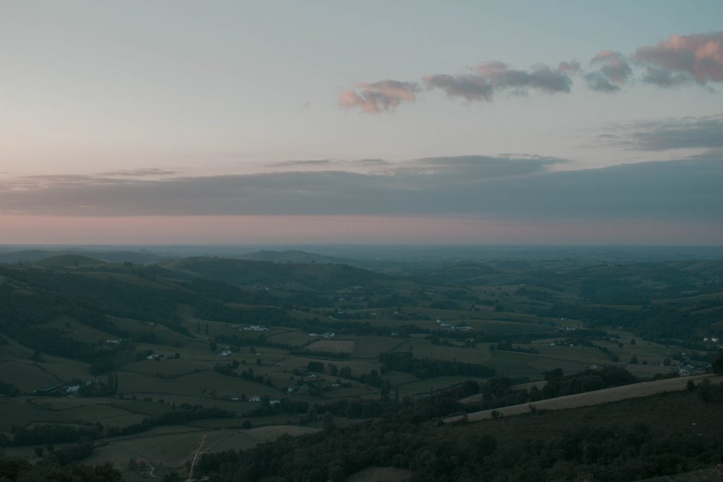 vallée pas basque champs coucher de soleil