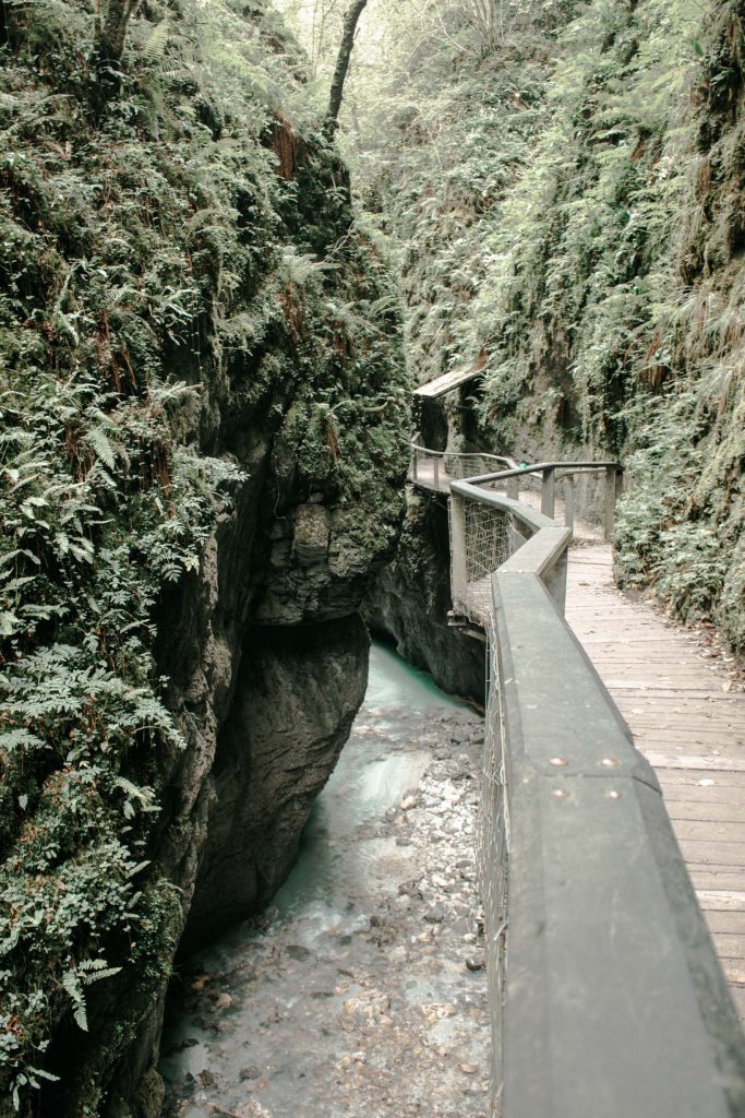 kakuetta passerelle rochers