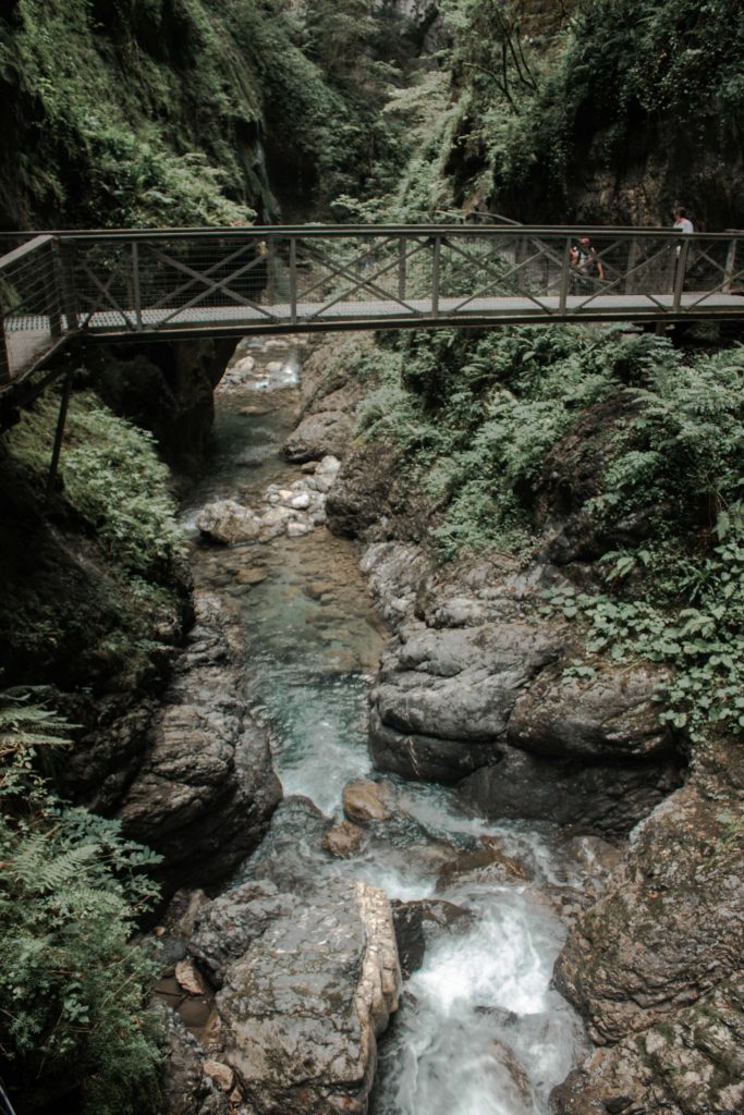 kakuetta passerelle rivière