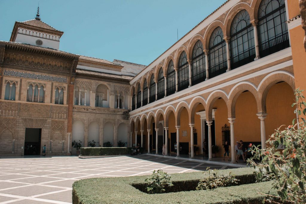 palais alcazar seville colonnes