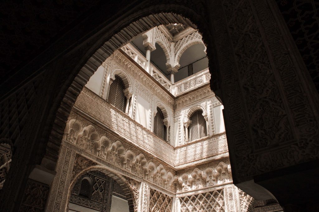 palais alcazar seville façade voûte