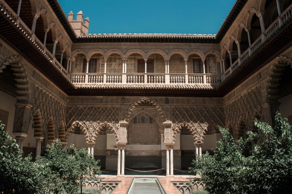 cour demoiselles palais alcazar seville architecture