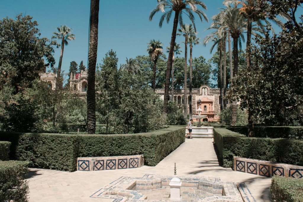 seville palais alcazar fontaine arbres jardin