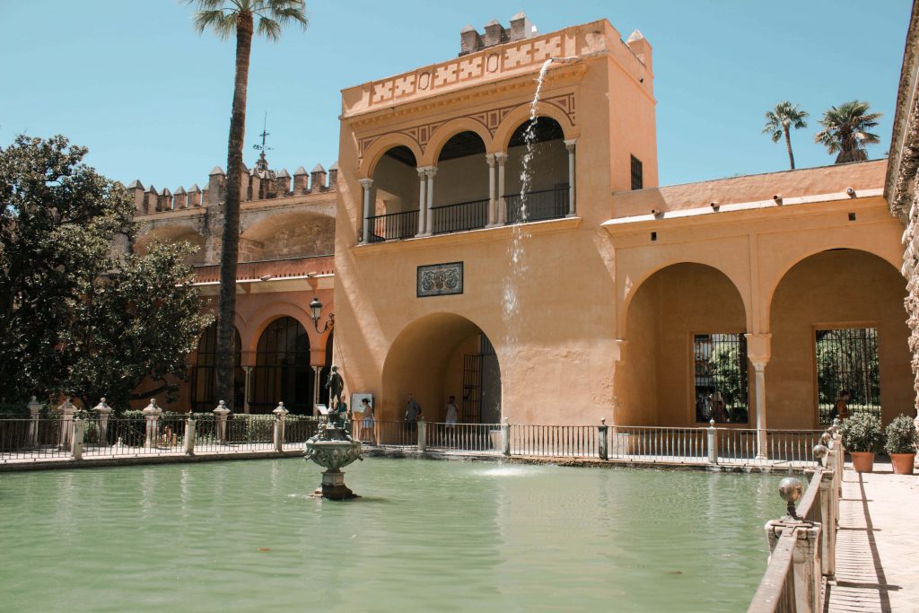 palais alcazar seville got fontaine eau