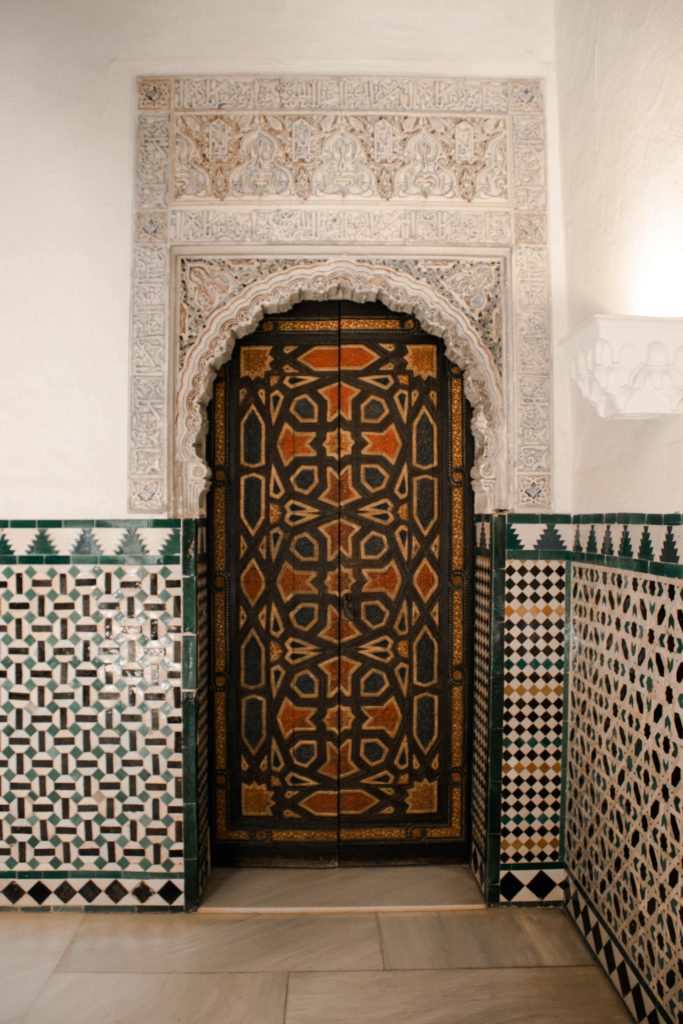 palais alcazar seville porte mosaïques
