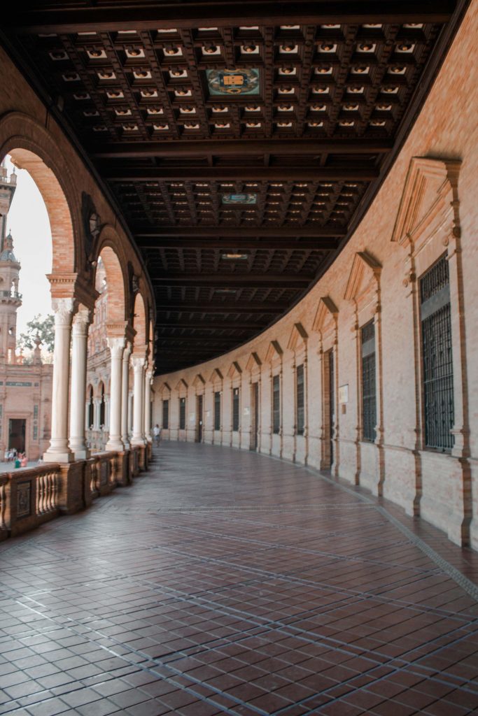 seville plaza espagne colonnes couloir