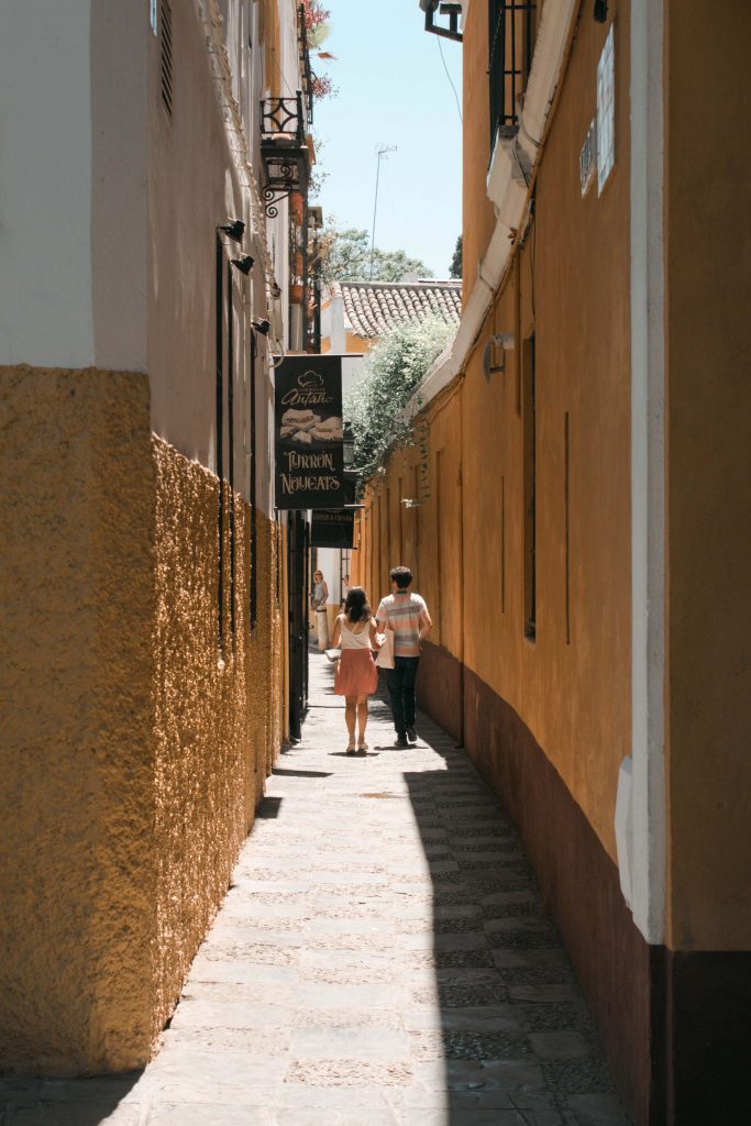 seville ruelle orange couple